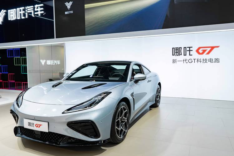 惠州122哪吒汽车在智能汽车领域的表现，领途汽车在新能源汽车市场中的影响力